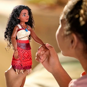 Disney Store Official Moana 2 Singing Doll - Poseable Disney Princess Toy with Authentic Costume, Heart of Te Fiti Necklace, Heihei Figure, Sings 'We're Back', Styled Hair, Window Packaging