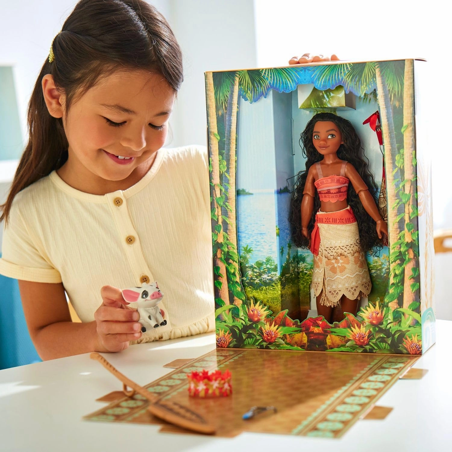 Disney Store Official Princess Story Doll (Moana) 11 Inches, Includes Coloring Book and Additional Dress, Princess Doll in Classic Outfit, Princess Toys for Girls